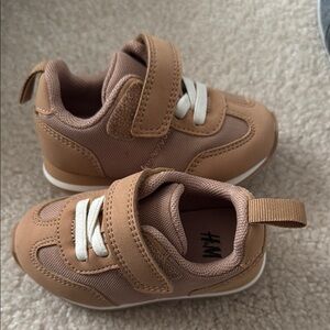 H&M Light Brown Kids Sneakers size 4-5 NEW